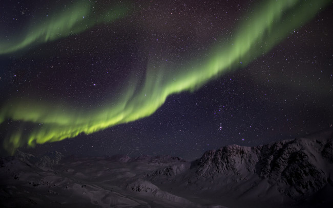 Обои картинки фото природа, северное сияние, горы, звезды, зима, снег, зеленая, ночь, aurora, borealis