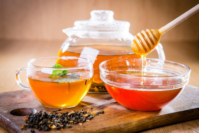 Обои картинки фото еда, мёд,  варенье,  повидло,  джем, мед, доска, пиала, ложка, чай, чашка, чайник, заварка