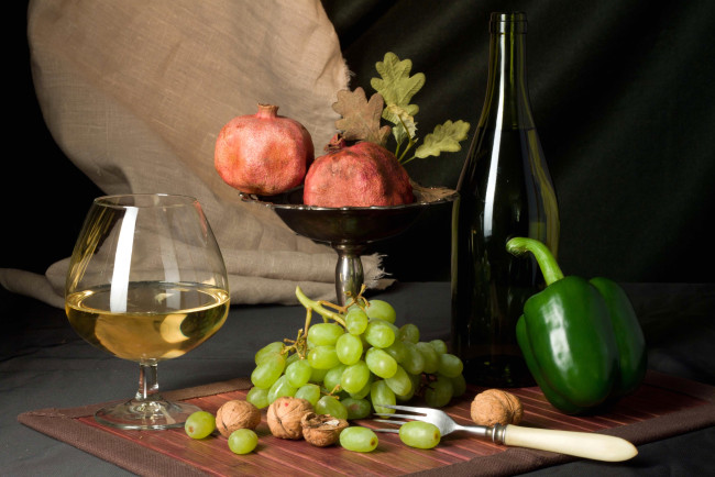 Обои картинки фото еда, натюрморт, орехи, гранат, вино, виноград