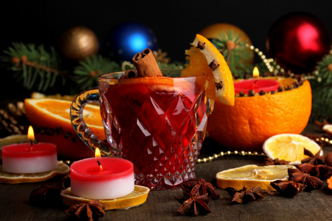 Обои картинки фото праздничные, угощения, christmas, new, year, рождество, новый, год, праздники, ветки, елочные, игрушки, свечи, зима, напиток, апельсин, бадьян, анис, корица, лимон, чашка, глинтвейн
