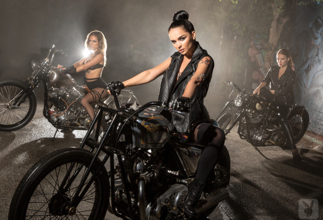 Обои картинки фото мотоциклы, мото с девушкой, туман, куртки, колготки