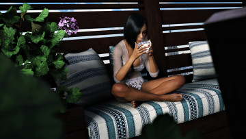 Картинка 3д+графика люди+ people девушка фон чай кружка диван цветок