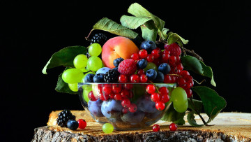 Картинка еда фрукты +ягоды сливы персики виноград смородина ежевика