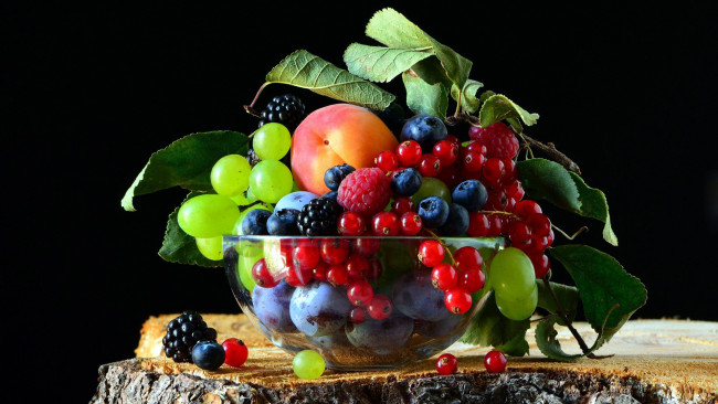 Обои картинки фото еда, фрукты,  ягоды, сливы, персики, виноград, смородина, ежевика