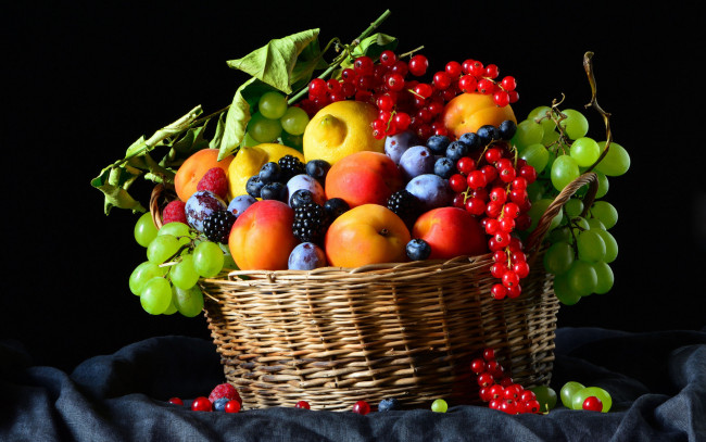 Обои картинки фото еда, фрукты,  ягоды, сливы, персики, виноград, смородина, ежевика
