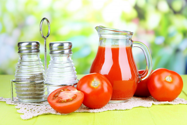 Обои картинки фото еда, напитки,  сок, соль, перец, сок, томатный, кувшин, помидоры