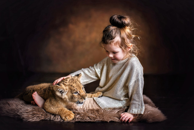 Обои картинки фото разное, дети, девочка, львенок, мех