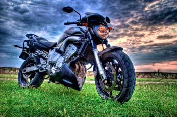 Картинка мотоциклы yamaha трава