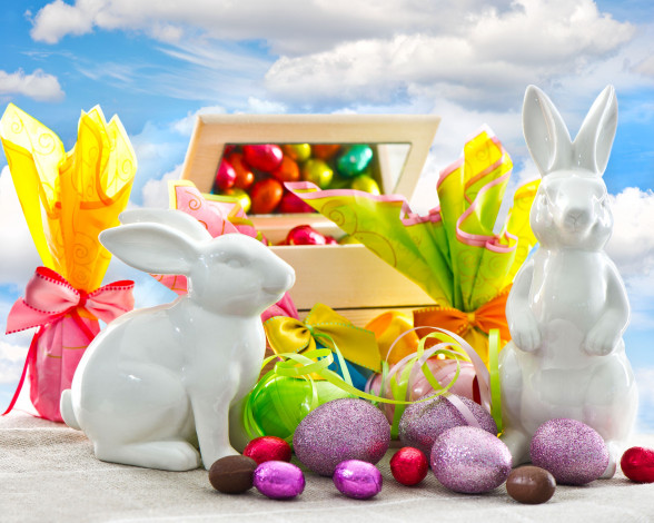 Обои картинки фото праздничные, пасха, кролики, статуэтки, подарки, тесьма, шоколад, яйца
