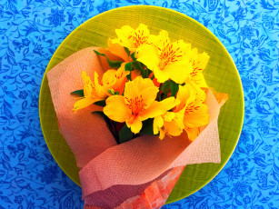 Картинка цветы альстромерия натюрморт тарелка лента