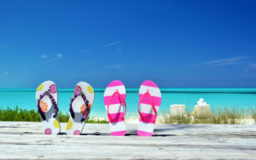 Картинка разное одежда +обувь +текстиль +экипировка небо тапки шезлонги пляж море