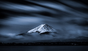 Картинка природа горы снежный пик густые облака озеро утро takashi сияние гора фудзи