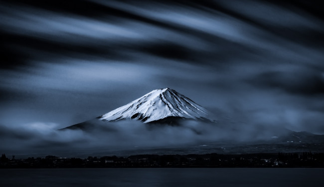 Обои картинки фото природа, горы, снежный, пик, густые, облака, озеро, утро, takashi, сияние, гора, фудзи
