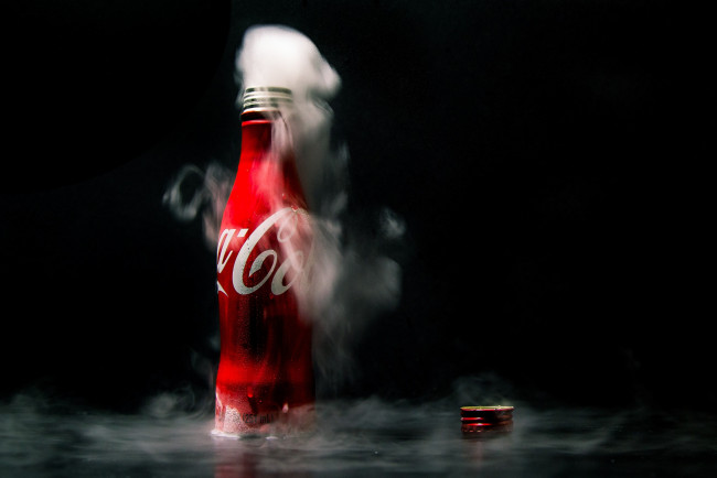Обои картинки фото бренды, coca-cola, кока-кола, крышка, бутылка, дым