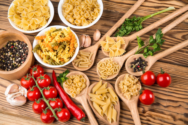 Обои картинки фото еда, макаронные блюда, ассорти, паста, макароны, помидоры, томаты