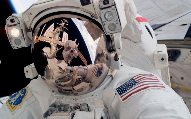 Обои картинки фото космос, астронавты, космонавты, станция, астронафт, скафандр, отражение