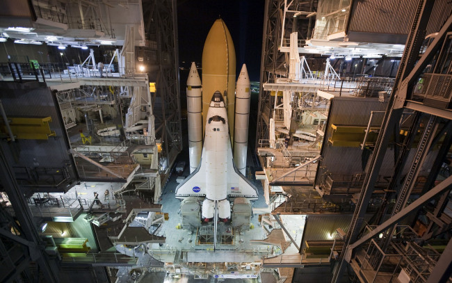 Обои картинки фото космос, космодромы, стартовые, площадки, ноЧь, шатл, ракета, носитель, космодром, установка, подготовка