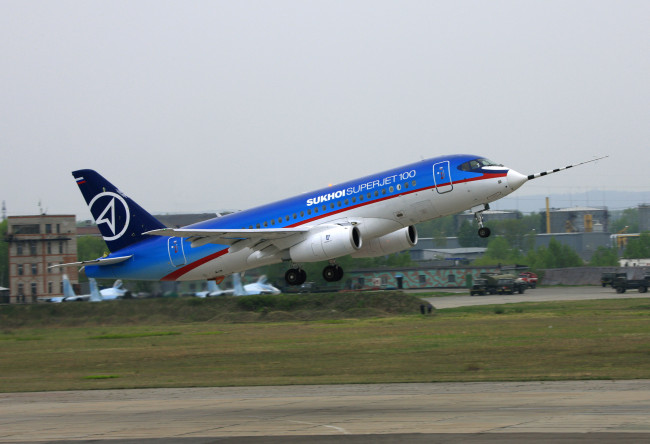 Обои картинки фото авиация, пассажирские, самолёты, sukhoi, superjet, 100, самолет, взлет