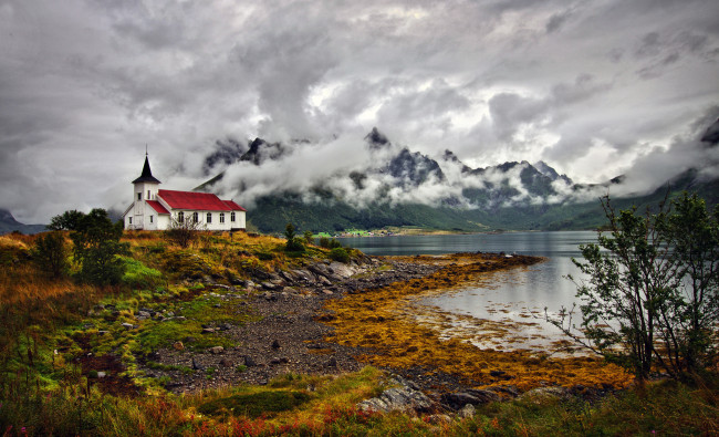 Обои картинки фото sildpollnes church on lofoten islands in north norway, города, - католические соборы,  костелы,  аббатства, церковь, горы