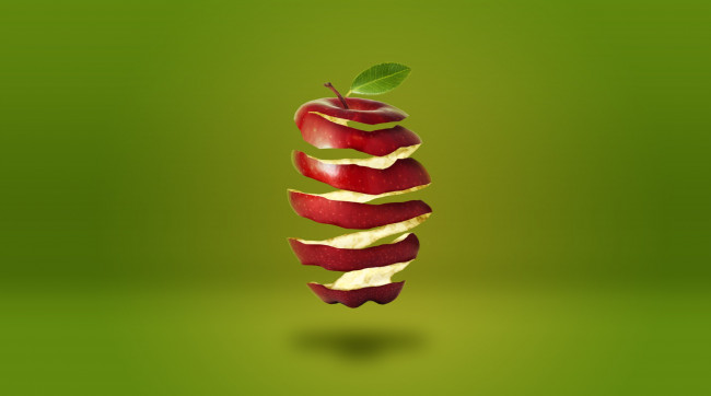 Обои картинки фото еда, Яблоки, нарезанное, спиралью, красное, яблоко, на, зеленом, фоне