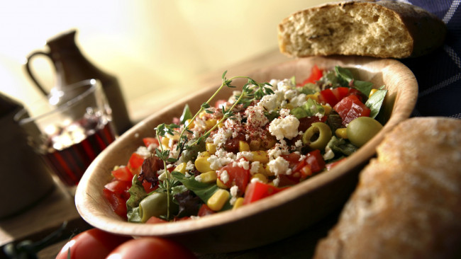 Обои картинки фото еда, салаты,  закуски, кукуруза, розмарин, салат, овощи, оливки