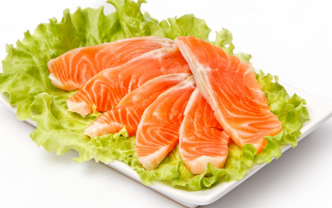 Обои картинки фото еда, рыба,  морепродукты,  суши,  роллы, форель, листья, салат