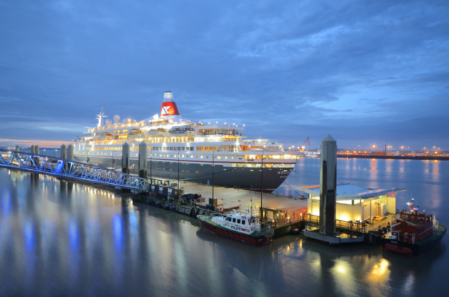 Обои картинки фото boudicca in liverpool, корабли, лайнеры, лайнер, порт, круиз