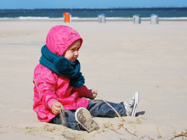Обои картинки фото разное, дети, ребенок, куртка, шарф, песок, море