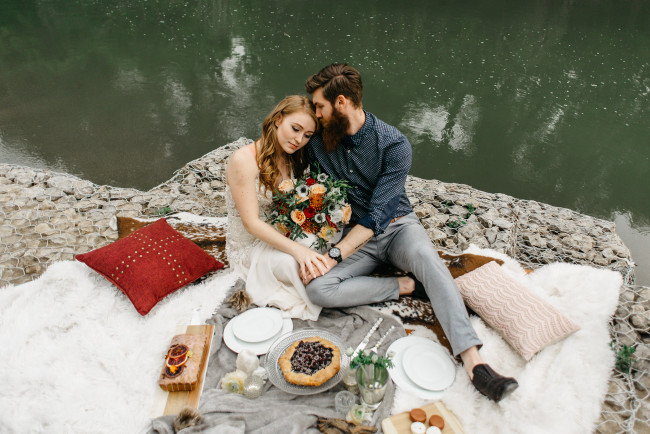 Обои картинки фото разное, мужчина женщина, река, влюбленные, букет, подушки, пикник