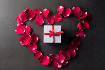 Картинка праздничные день+святого+валентина +сердечки +любовь подарок лепестки сердечко