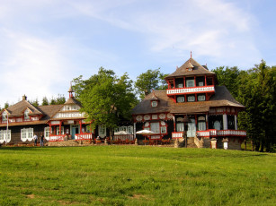 Картинка города -+здания +дома Чехия деревня дома лужайка деревья трава