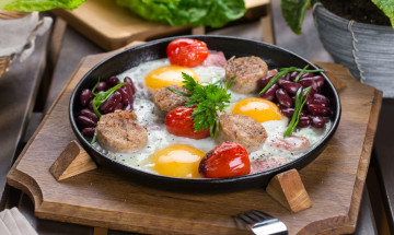 Картинка еда Яичные+блюда помидоры петрушка фасоль сковорода яичница колбаска