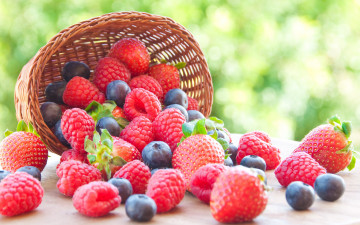 обоя еда, фрукты,  ягоды, корзинка, клубника, черника, fresh, малина, ягоды, strawberry, raspberry, blueberry, berries, весна