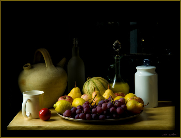 Обои картинки фото еда, натюрморт, виноград, тарелка, чашка, фрукты