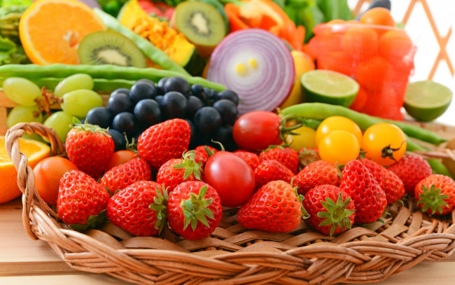 Обои картинки фото еда, фрукты и овощи вместе, berries, овощи, vegetables, клубника, помидоры, fruits, виноград, fresh, ягоды, фрукты