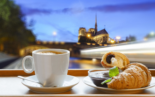 Обои картинки фото еда, кофе,  кофейные зёрна, париж, джем, круассан, завтрак, cathedral, notre, dame, город, croissant, cup, coffee, breakfast, france, paris
