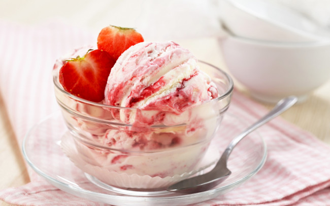 Обои картинки фото еда, мороженое,  десерты, dessert, ice, cream, strawberry, десерт, ягоды, клубника