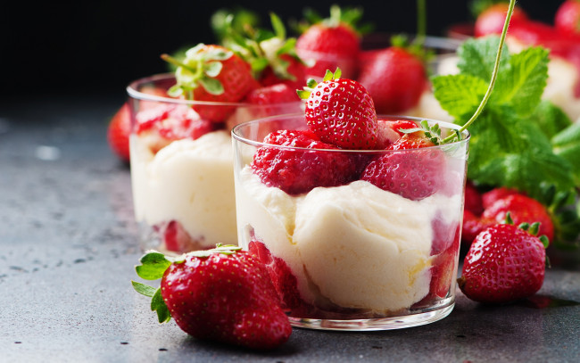 Обои картинки фото еда, мороженое,  десерты, клубника, ягоды, десерт, glass, berries, крем, сладкое, strawberry, ice, cream, dessert, sweet, delicious