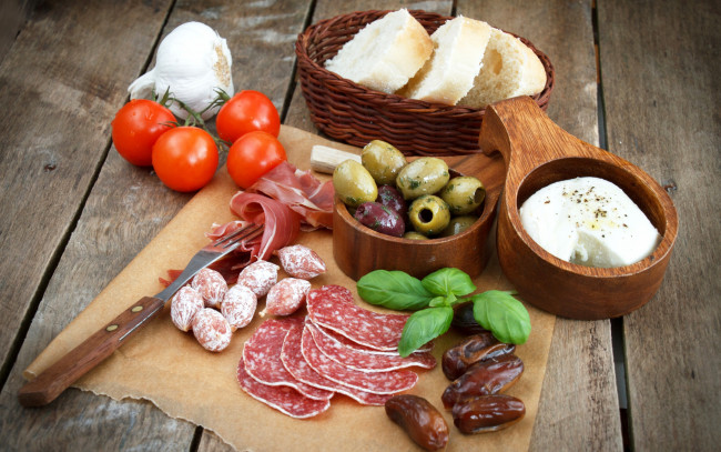 Обои картинки фото еда, разное, колбаса, сыр, sausage, cheese, tomatoes, хлеб, оливки, помидоры, финики, томаты