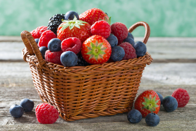 Обои картинки фото еда, фрукты,  ягоды, ягоды, корзина, голубика, малина, клубника