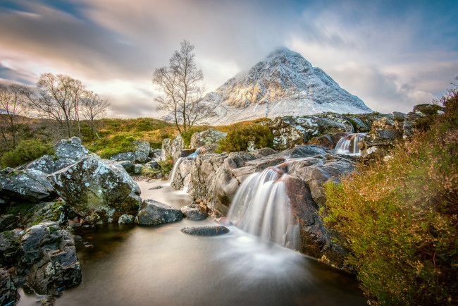 Обои картинки фото природа, водопады, buachaille, etive, mоr, северо-шотландское, нагорье, облака, камни, поток, гора, шотландия