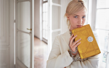 Картинка девушки jennifer+lawrence окна пальто сумка блондинка актриса дженнифер лоуренс