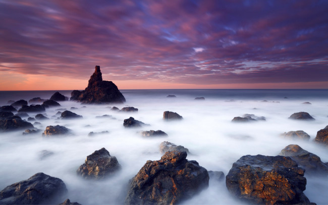 Обои картинки фото природа, побережье, море, камни, туман, небо, тучи