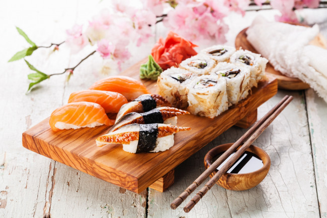 Обои картинки фото еда, рыба,  морепродукты,  суши,  роллы, рис, нори, роллы, лосось, суши