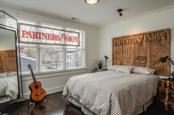 Картинка интерьер спальня окно гитара кровать
