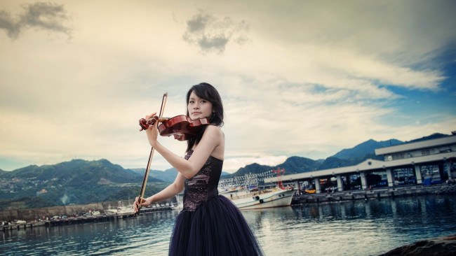 Обои картинки фото музыка, -другое, девушка, водоем, скрипка, взгляд