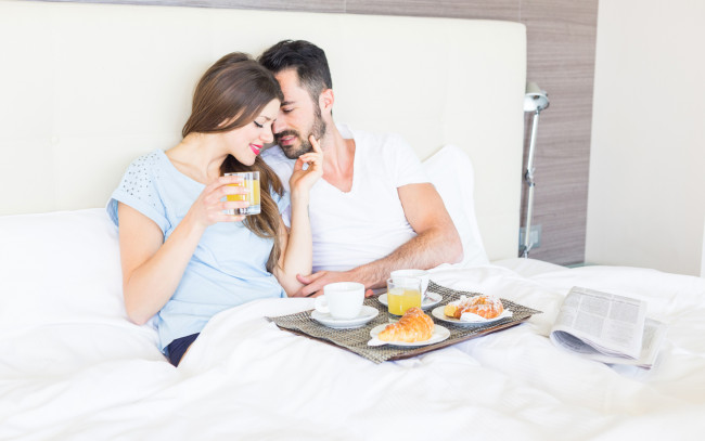 Обои картинки фото разное, мужчина женщина, круассаны, кофе, сок, постель, завтрак, утро, парень, девушка, любовь, пара