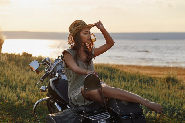 Обои картинки фото мотоциклы, мото с девушкой, босиком, шляпа, женщины, на, открытом, воздухе, wallhaven, байк, леонид, мочульский, с, мотоциклами
