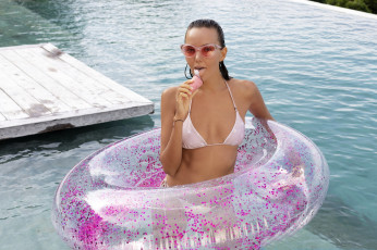 Картинка девушки katya+clover+ катя+скаредина бассейн очки мороженое