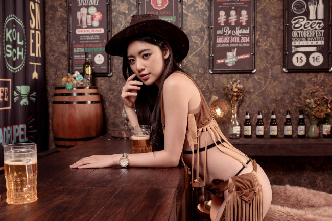 Обои картинки фото девушки, kiki hsieh, бар, пиво, шляпа, азиатка